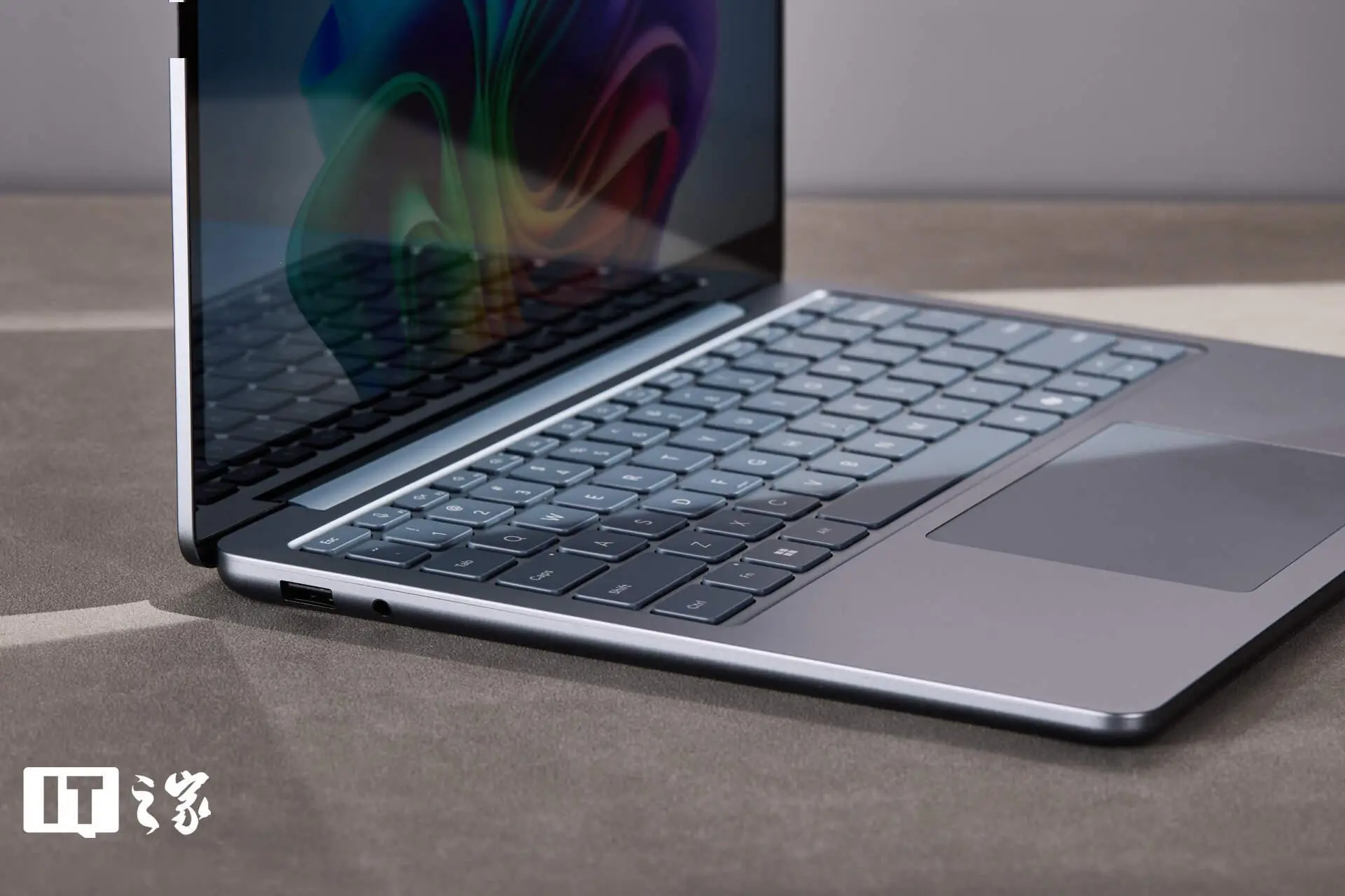 Surface Laptop 13 英寸版 评测 _ 微软 Surface Laptop 13 性能 _WhatsApp