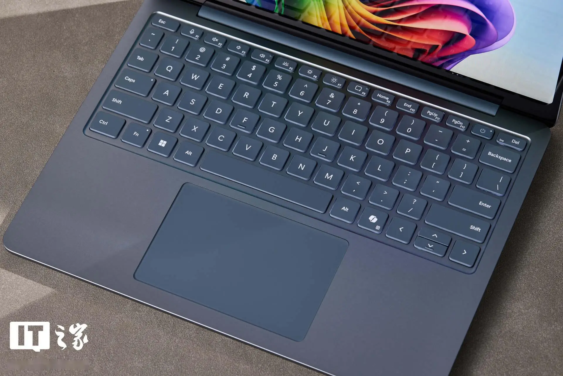 Surface Laptop 13 英寸版 评测 _ 微软 Surface Laptop 13 性能 _WhatsApp